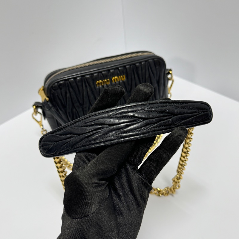 【極新🎁】 Miu Miu 黑金羊皮 相機包 斜背包 （專櫃83,000）-12