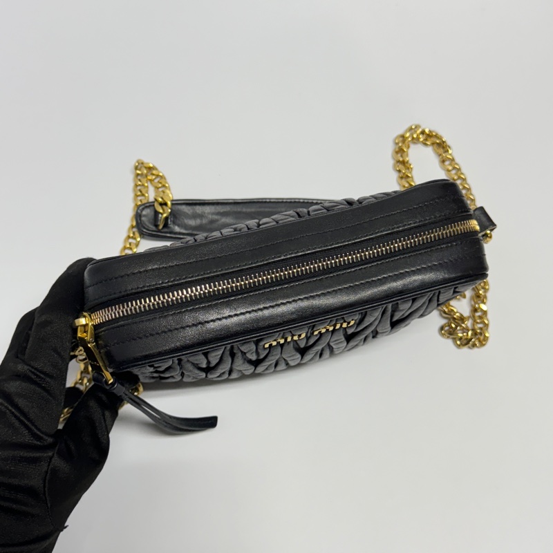 【極新🎁】 Miu Miu 黑金羊皮 相機包 斜背包 （專櫃83,000）-13