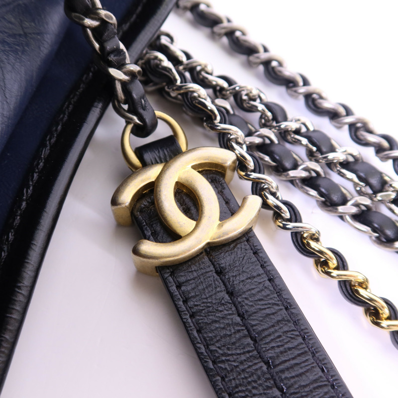 CHANEL 牛皮皮革Gabrielle Medium鏈帶肩背袋-11