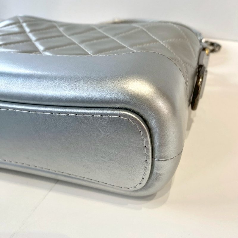 CHANEL Gabrielle 銀色 小牛皮 山形 V型紋 金銀 鏈帶 小型 流浪包 A91810-3