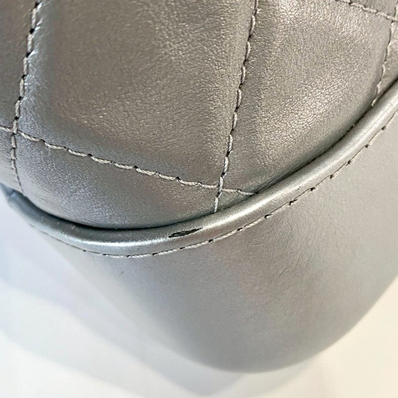CHANEL Gabrielle 銀色 小牛皮 山形 V型紋 金銀 鏈帶 小型 流浪包 A91810-4