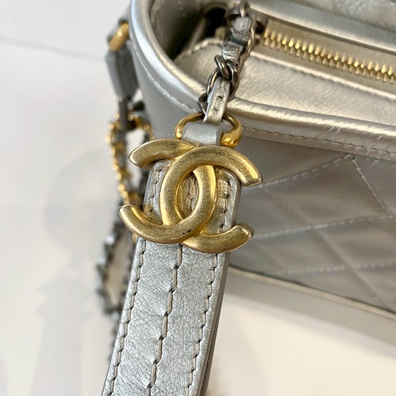 CHANEL Gabrielle 銀色 小牛皮 山形 V型紋 金銀 鏈帶 小型 流浪包 A91810-8