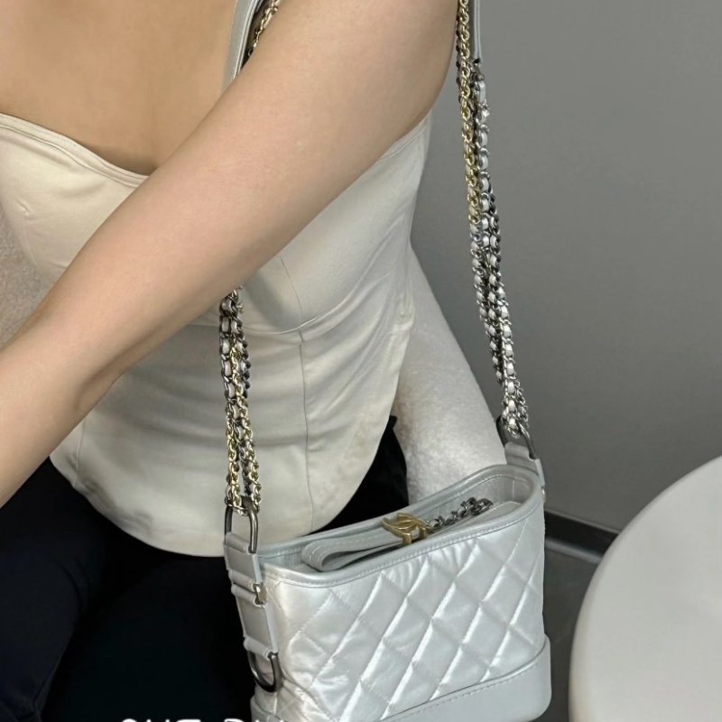 CHANEL Gabrielle 銀色 小牛皮 山形 V型紋 金銀 鏈帶 小型 流浪包 A91810-9