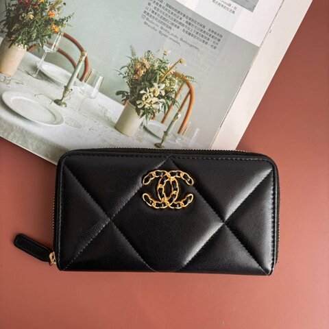 ::CHANEL::19 系列黑色菱格紋 皮穿鏈金雙C 拉鍊中夾