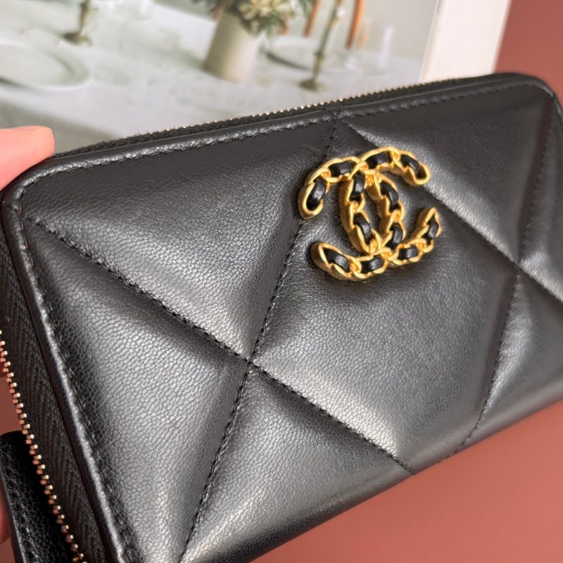 ::CHANEL::19 系列黑色菱格紋 皮穿鏈金雙C 拉鍊中夾-4