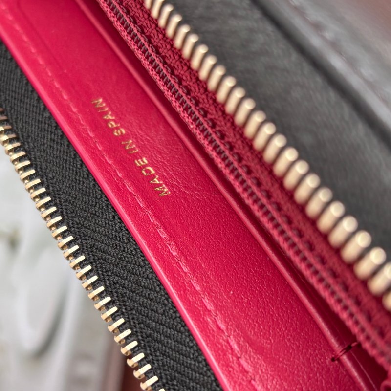 ::CHANEL::19 系列黑色菱格紋 皮穿鏈金雙C 拉鍊中夾-26