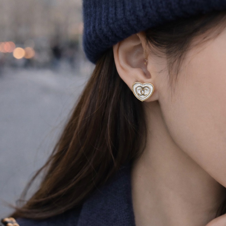 914intheair精品代購『全新閒置』Chanel 愛心logo耳環 香奈兒 愛心貝母耳釘-0