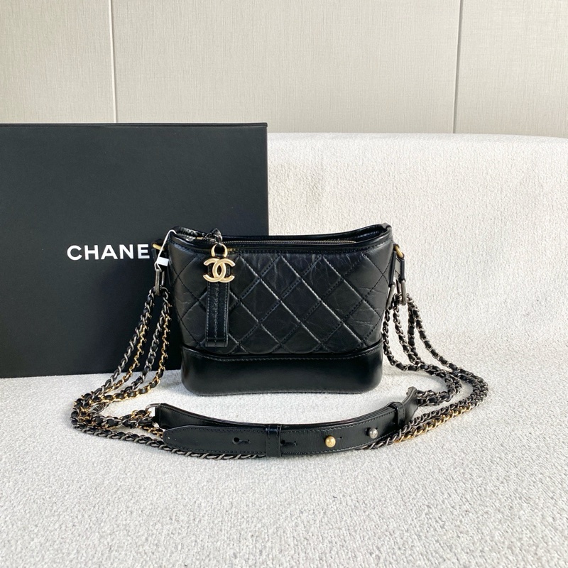 新款芯片款！Chanel 香奈兒 Gabrielle 流浪包黑金牛皮 小號-1