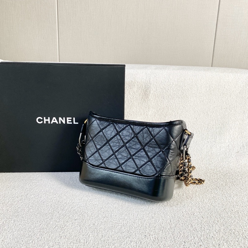 新款芯片款！Chanel 香奈兒 Gabrielle 流浪包黑金牛皮 小號-3