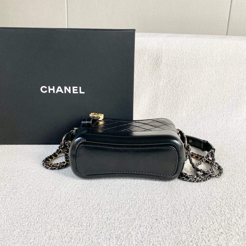 新款芯片款！Chanel 香奈兒 Gabrielle 流浪包黑金牛皮 小號-4