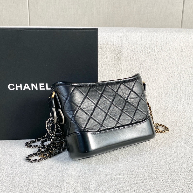 新款芯片款！Chanel 香奈兒 Gabrielle 流浪包黑金牛皮 小號-5