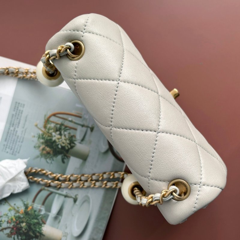 MINI COCO ::CHANEL:: 淺灰色菱格紋皮革金雙C小方胖 雙珍珠調節扣鏈包-2