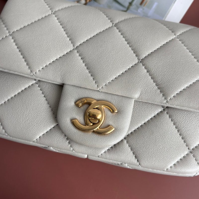 MINI COCO ::CHANEL:: 淺灰色菱格紋皮革金雙C小方胖 雙珍珠調節扣鏈包-3