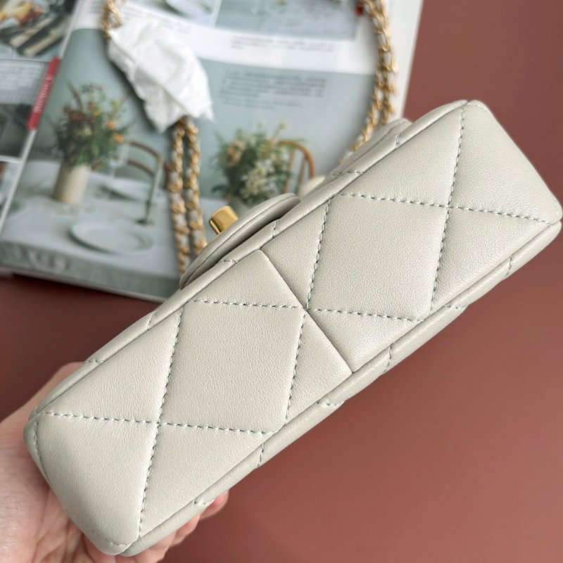 MINI COCO ::CHANEL:: 淺灰色菱格紋皮革金雙C小方胖 雙珍珠調節扣鏈包-5