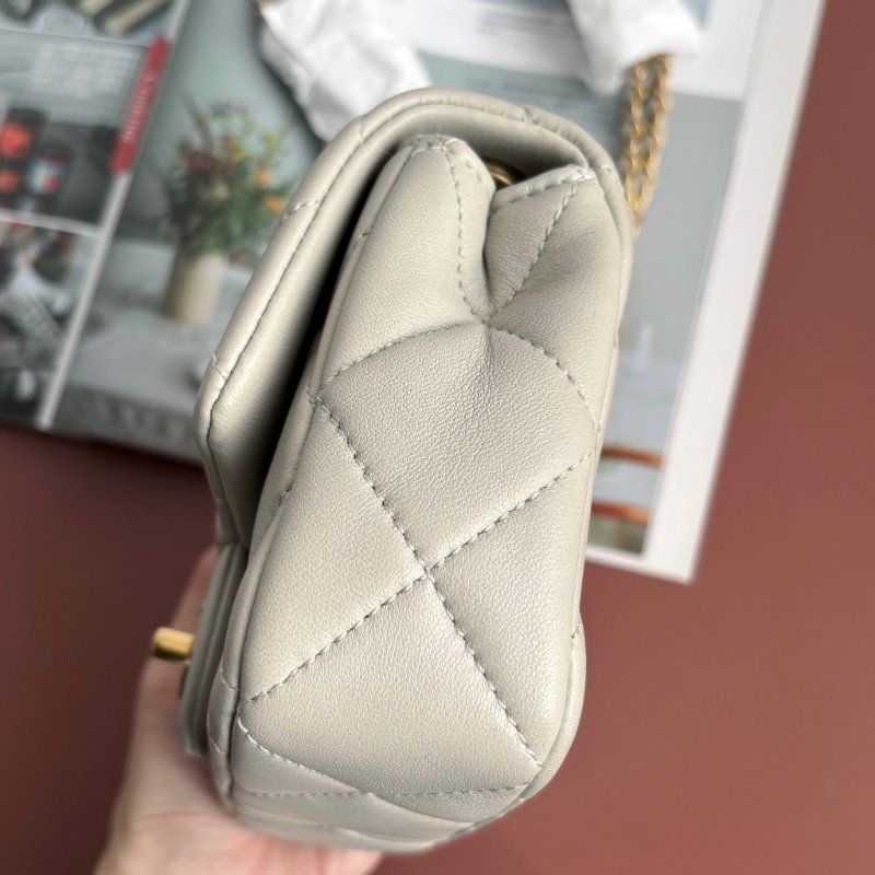 MINI COCO ::CHANEL:: 淺灰色菱格紋皮革金雙C小方胖 雙珍珠調節扣鏈包-6