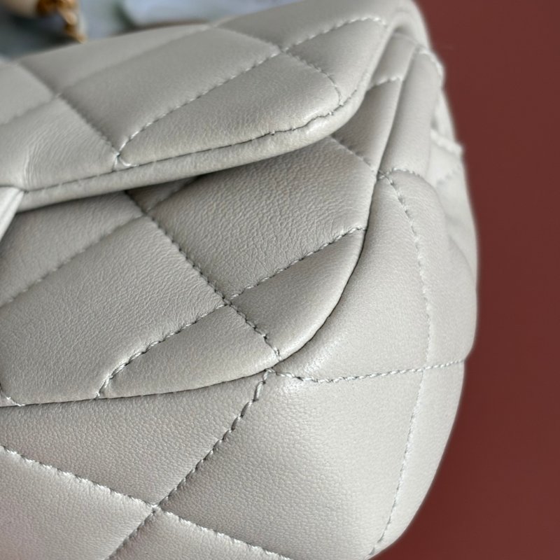 MINI COCO ::CHANEL:: 淺灰色菱格紋皮革金雙C小方胖 雙珍珠調節扣鏈包-10