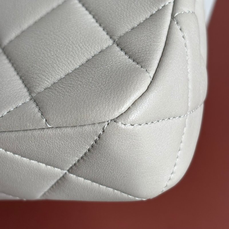 MINI COCO ::CHANEL:: 淺灰色菱格紋皮革金雙C小方胖 雙珍珠調節扣鏈包-12