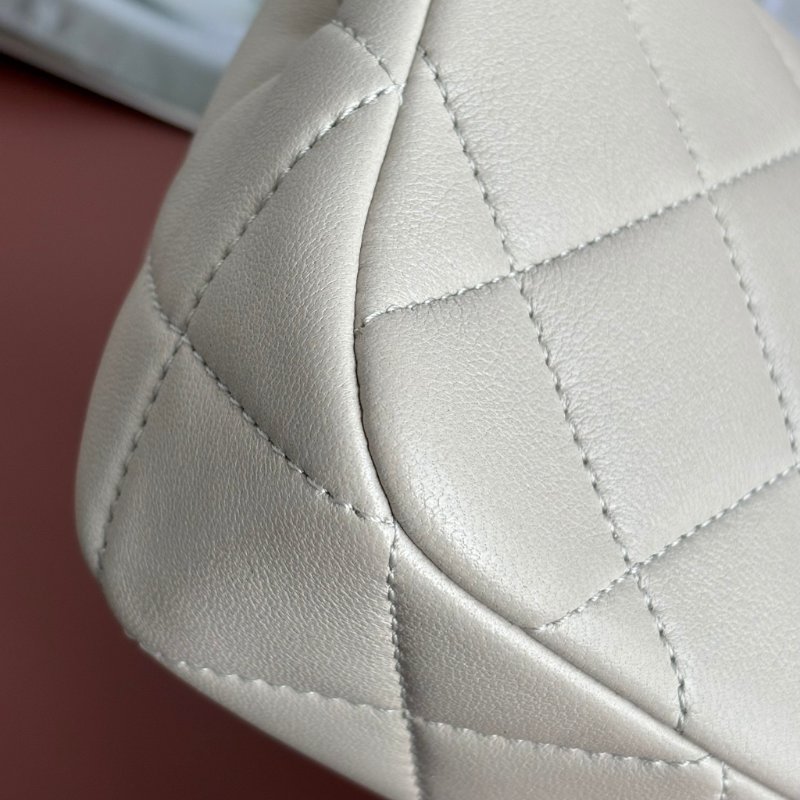 MINI COCO ::CHANEL:: 淺灰色菱格紋皮革金雙C小方胖 雙珍珠調節扣鏈包-13