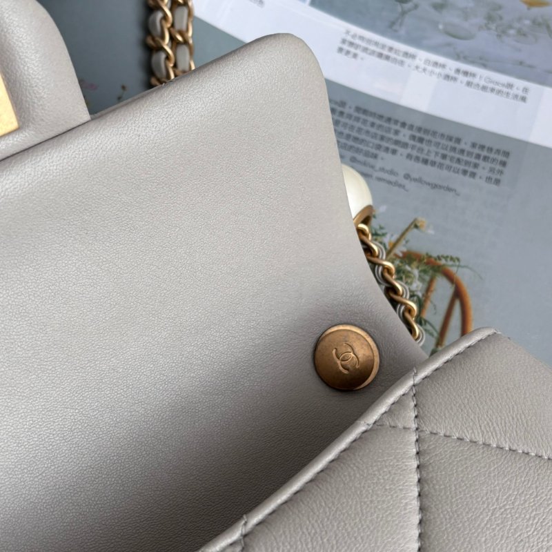 MINI COCO ::CHANEL:: 淺灰色菱格紋皮革金雙C小方胖 雙珍珠調節扣鏈包-18