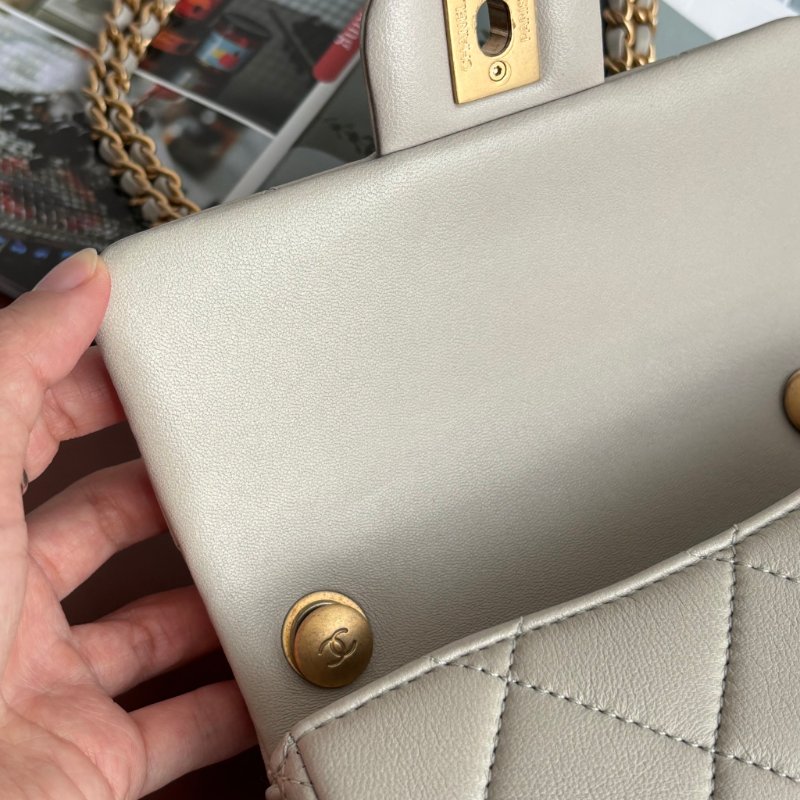 MINI COCO ::CHANEL:: 淺灰色菱格紋皮革金雙C小方胖 雙珍珠調節扣鏈包-19