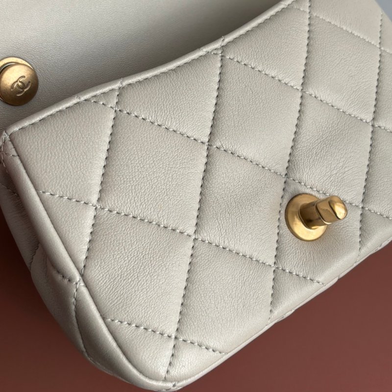 MINI COCO ::CHANEL:: 淺灰色菱格紋皮革金雙C小方胖 雙珍珠調節扣鏈包-20