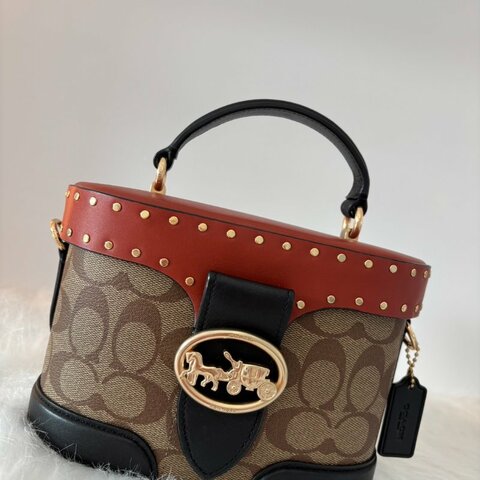 Coach 鉚釘拼色化妝斜背包