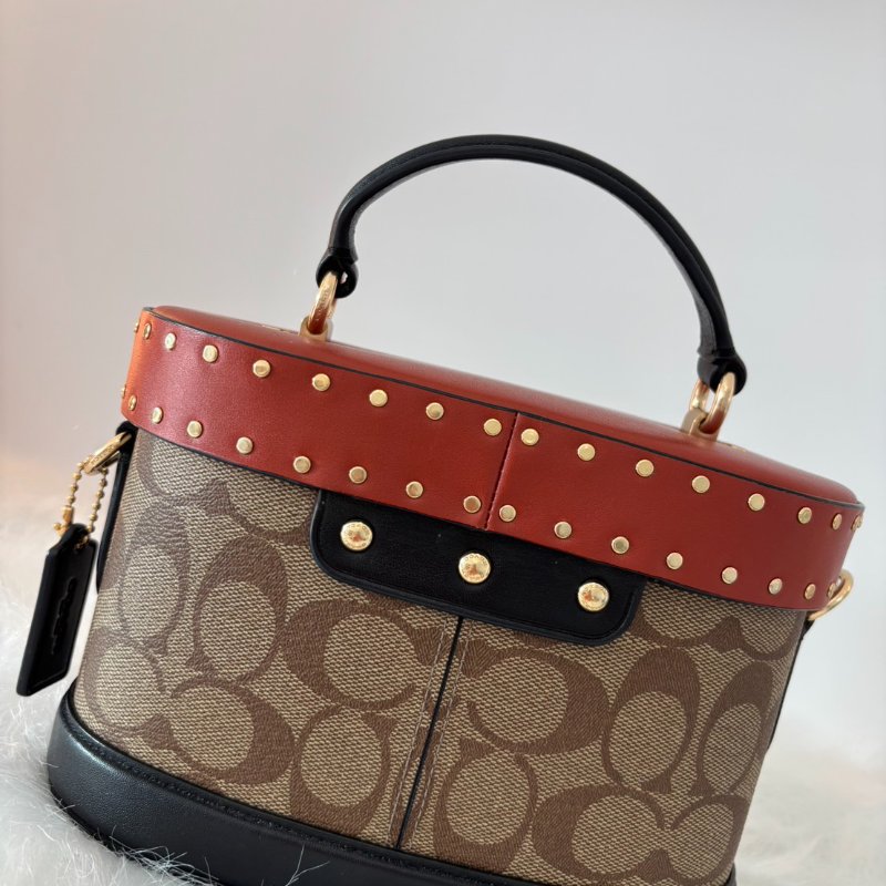 Coach 鉚釘拼色化妝斜背包-1