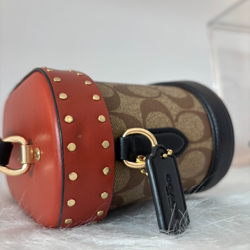 Coach 鉚釘拼色化妝斜背包-5