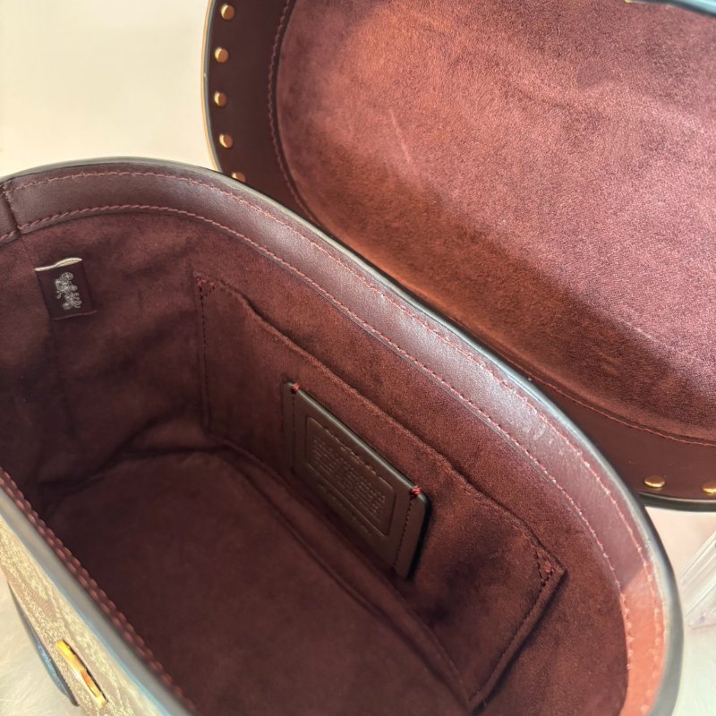 Coach 鉚釘拼色化妝斜背包-7