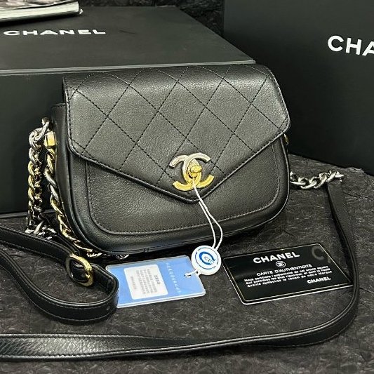 香奈兒/Chanel 黑色菱格牛皮郵差包-0