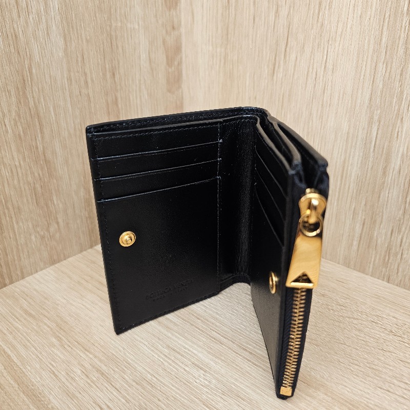 [農曆新年特價好物🧧] BV黑羊皮金釦編織Bi-Fold短夾-5