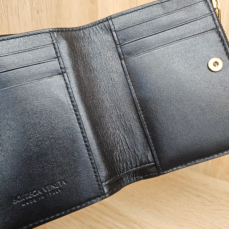 [農曆新年特價好物🧧] BV黑羊皮金釦編織Bi-Fold短夾-9