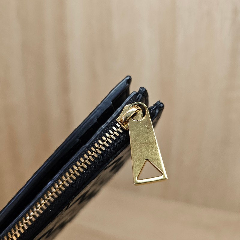 [農曆新年特價好物🧧] BV黑羊皮金釦編織Bi-Fold短夾-18