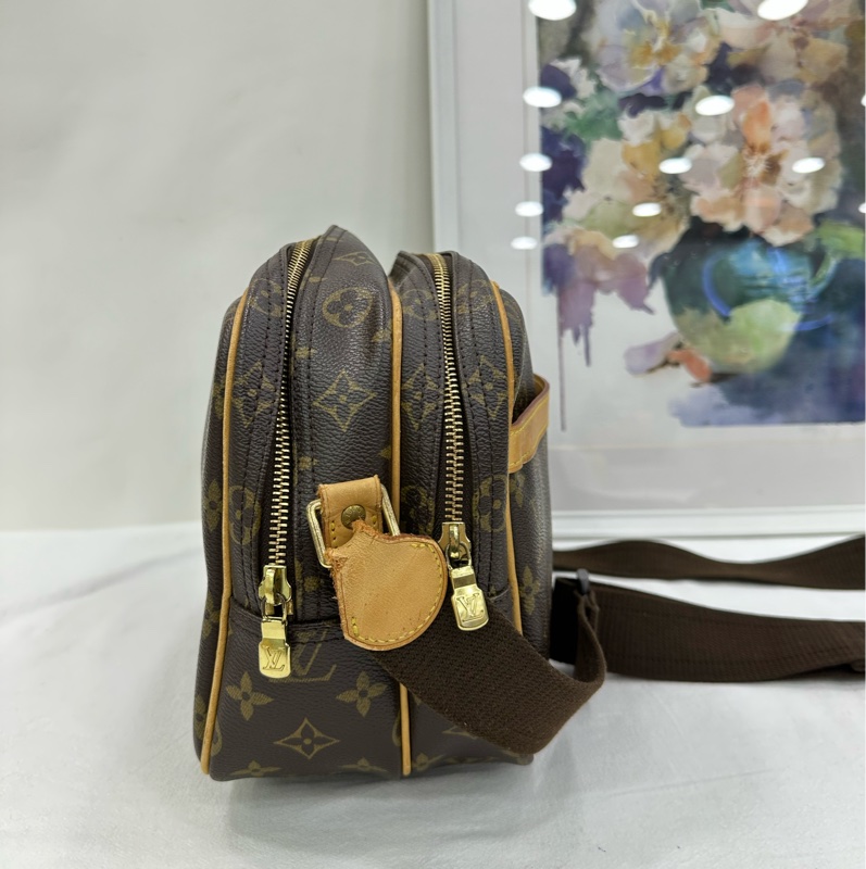 LV路易威登老花記者包 經典雙層設計 金色五金 肩帶 使用痕跡明顯 ，肩帶植鞣革磨損-3