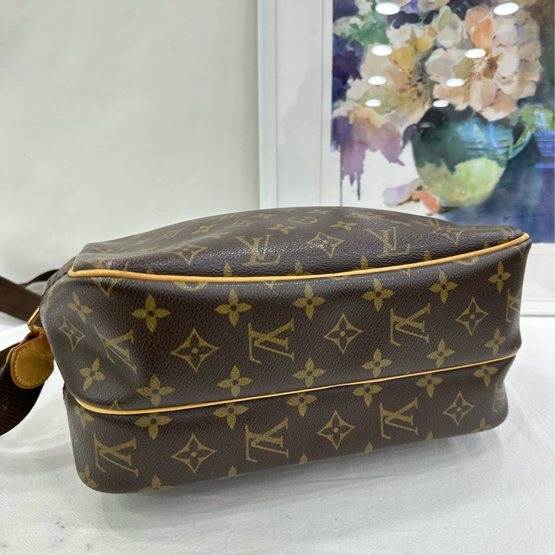 LV路易威登老花記者包 經典雙層設計 金色五金 肩帶 使用痕跡明顯 ，肩帶植鞣革磨損-4