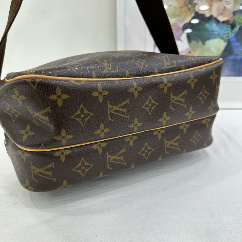 LV路易威登老花記者包 經典雙層設計 金色五金 肩帶 使用痕跡明顯 ，肩帶植鞣革磨損-6