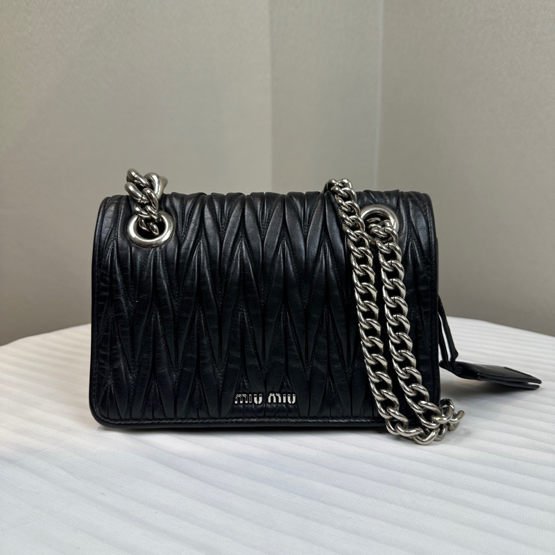 Miu Miu 黑色褶皺羊皮銀扣鏈條單肩斜背包20.5x7.5x14cm-0