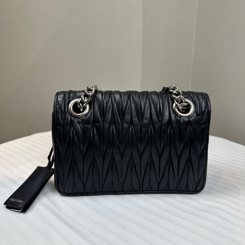 Miu Miu 黑色褶皺羊皮銀扣鏈條單肩斜背包20.5x7.5x14cm-2