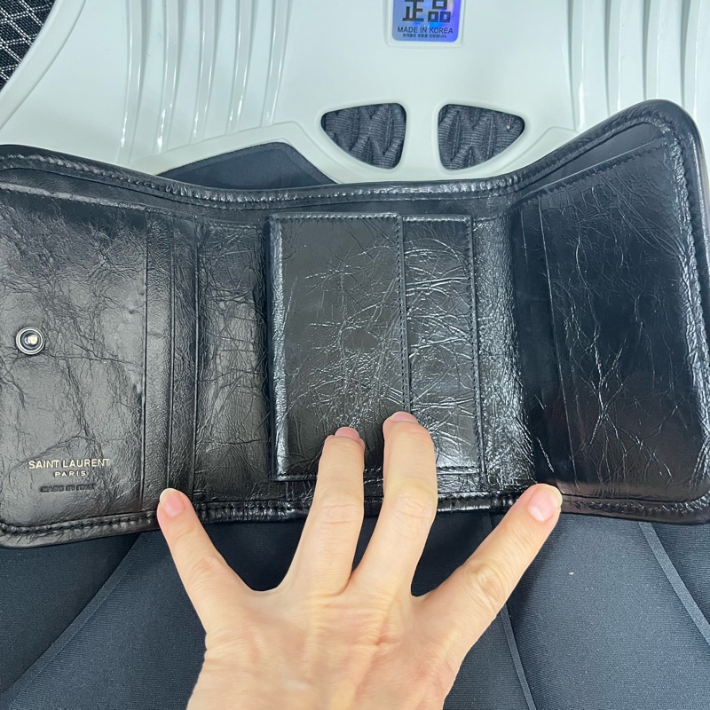 YSL聖羅蘭Saint Laurent Niki黑色揉製牛皮三折短夾#男女適用#-5
