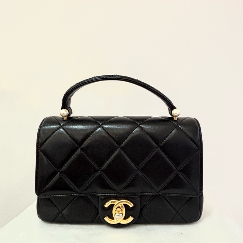 Chanel黑羊皮霧金鏈（珍珠）提把口蓋包-0