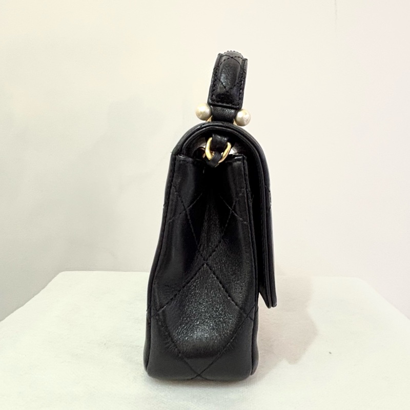 Chanel黑羊皮霧金鏈（珍珠）提把口蓋包-2