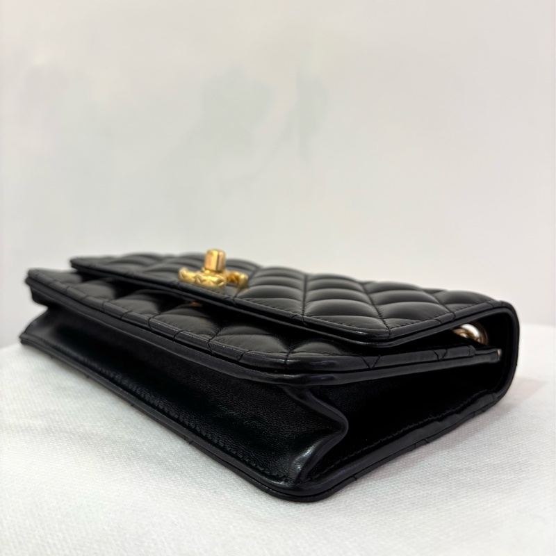 Chanel黑羊皮金鏈長調節釦WOC-5