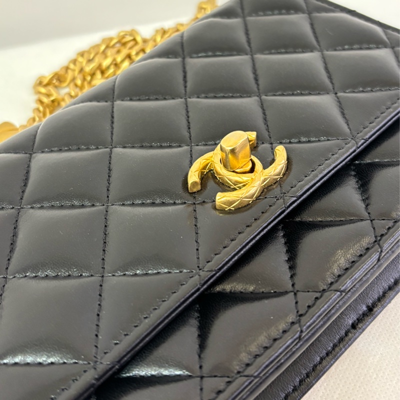 Chanel黑羊皮金鏈長調節釦WOC-7