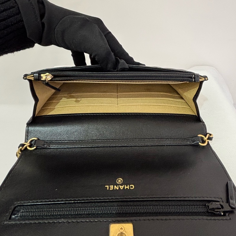 Chanel黑羊皮金球WOC鍊包-7