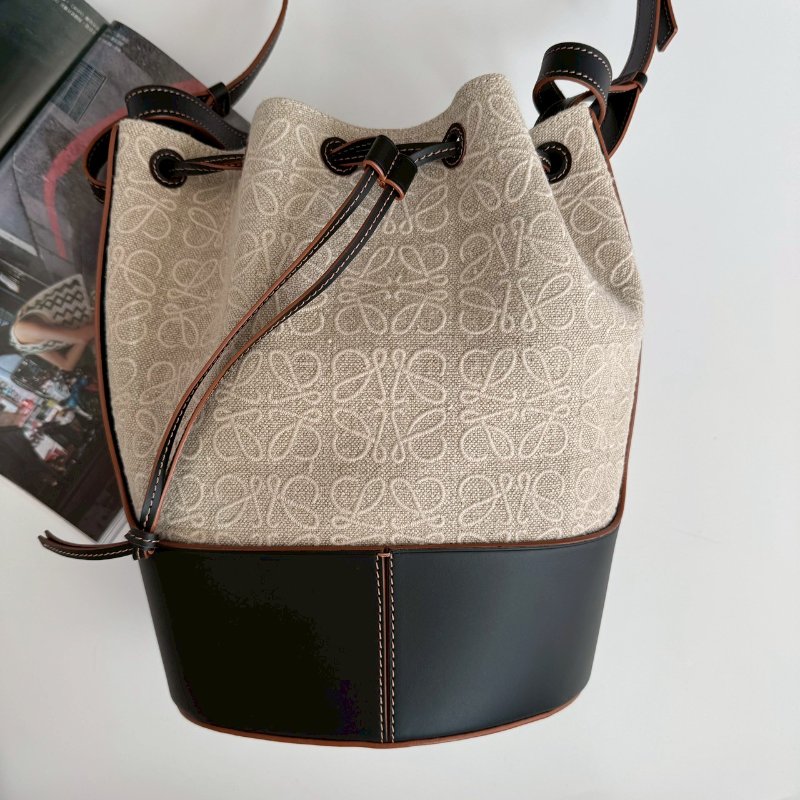 😍近九成新 Loewe 米色刺繡拼黑色氣球肩背包-1