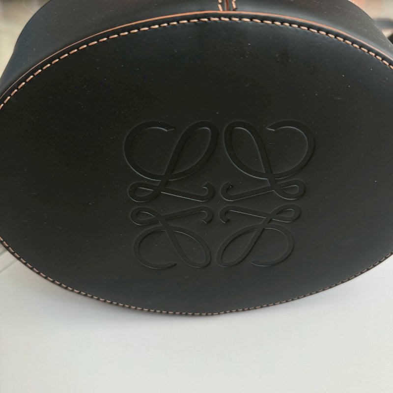 😍近九成新 Loewe 米色刺繡拼黑色氣球肩背包-2