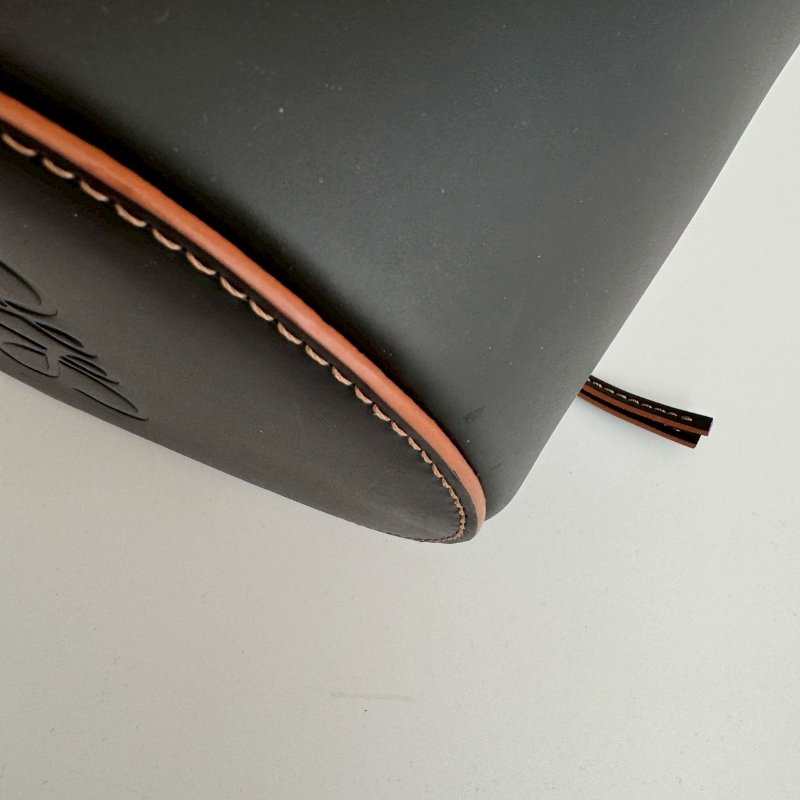 😍近九成新 Loewe 米色刺繡拼黑色氣球肩背包-5