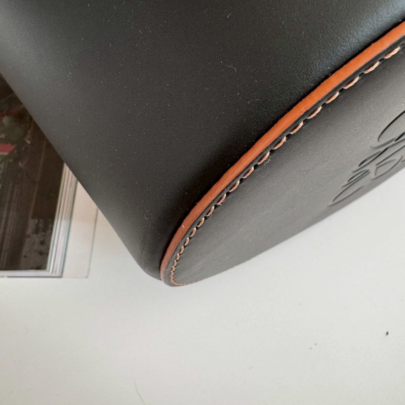 😍近九成新 Loewe 米色刺繡拼黑色氣球肩背包-6