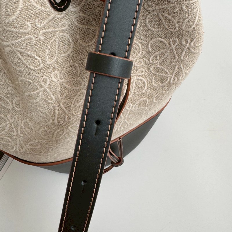 😍近九成新 Loewe 米色刺繡拼黑色氣球肩背包-9