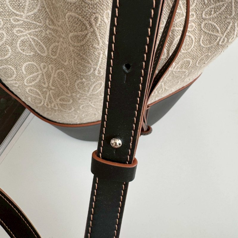 😍近九成新 Loewe 米色刺繡拼黑色氣球肩背包-10
